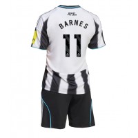 Stroje piłkarskie Newcastle United Harvey Barnes #11 Koszulka Podstawowej dla dzieci 2025-26 Krótki Rękaw (+ szorty)
